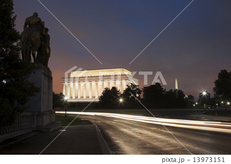 Traffic in front of Lincoln Monument 13973151