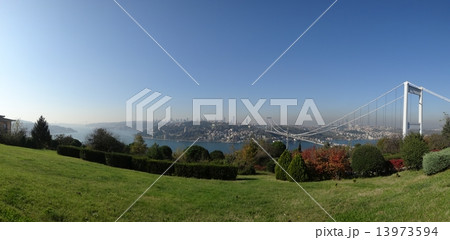 第二ボスポラス大橋とボスポラス海峡 13973594