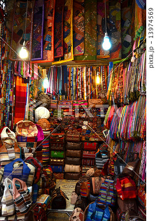 色鮮やかな布製品を売っているマラケシュのスークのお店 13974569