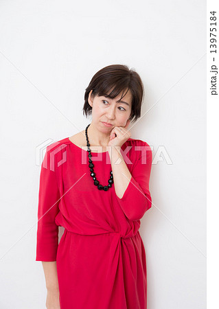 怒る30代女性 13975184