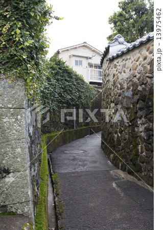 石垣の間の路地 13975462