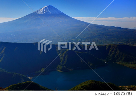 御坂山地・毛無山から見る西湖と富士山 13975793