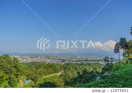 夏の春日山城址の風景 13975951