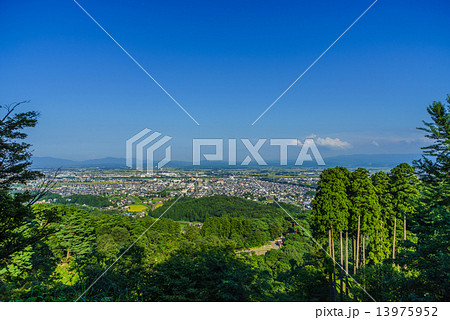 夏の春日山城址の風景 13975952
