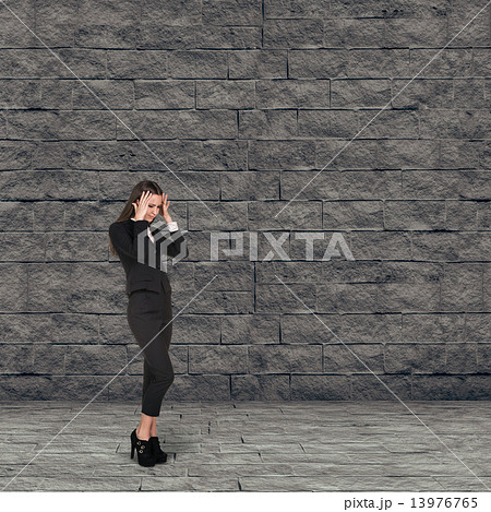 Businesswoman think 13976765