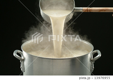 スープ　豚骨スープ　白濁スープ　ラーメンスープ　料理　食品　 13976955