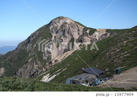根石山荘　西天狗岳を臨む 13977904
