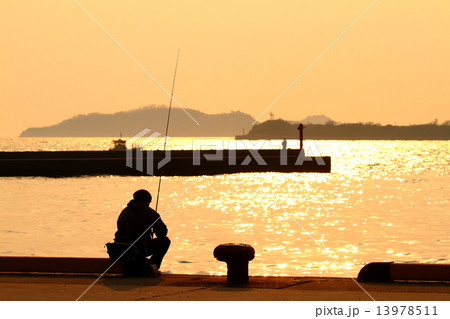 港夕景　釣り人・・１ 13978511