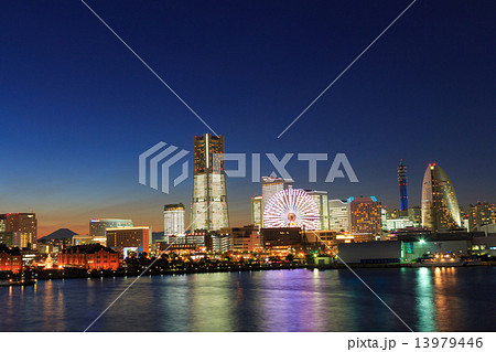 横浜 みなとみらいの夕景 横浜 みなとみらいの夕景 13979446