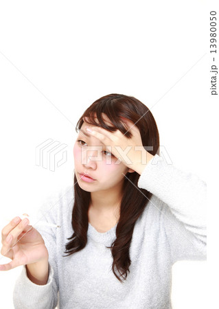 熱を計る女性 13980050