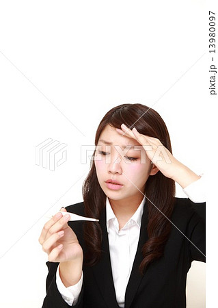 熱を計るビジネスウーマン 熱を計るビジネスウーマン 13980097