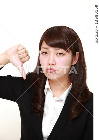 ブーイングをするビジネスウーマン 13980109