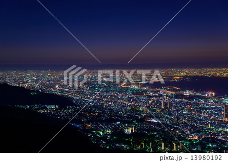 大阪・神戸の夜景　摩耶山掬星台からの眺め 13980192