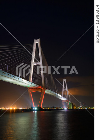 愛知　名古屋　夕暮れ時の名港トリトンと名古屋港 13980354