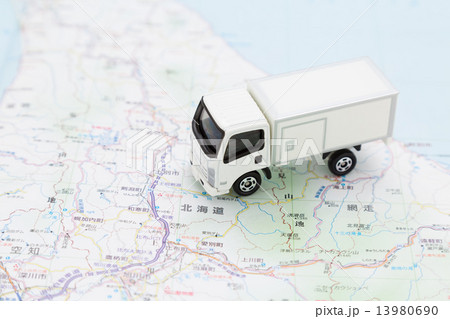 トラックと北海道の地図 トラックと北海道の地図 13980690