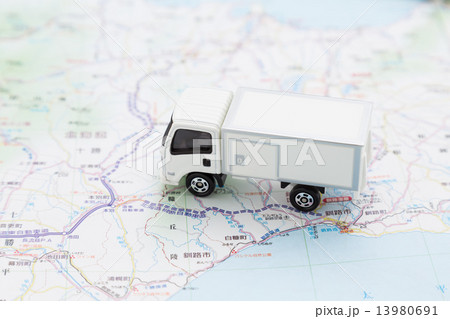 トラックと北海道図 13980691