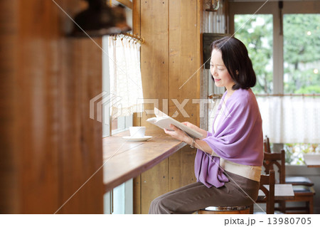 カフェで寛ぐシニア女性 カフェで寛ぐシニア女性 13980705