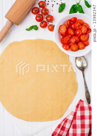 Cherry tomato tart. Cooking process. Cherry tomato tart. Cooking process. 13982347