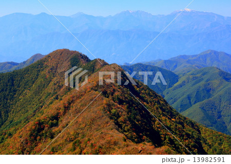 御坂山地・鬼ヶ岳から見る王岳と南アルプス南部展望 13982591
