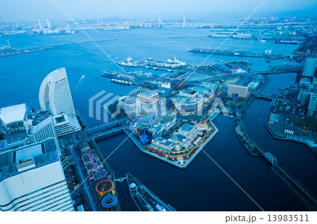 横浜　みなとみらい地区の夜景 13983511