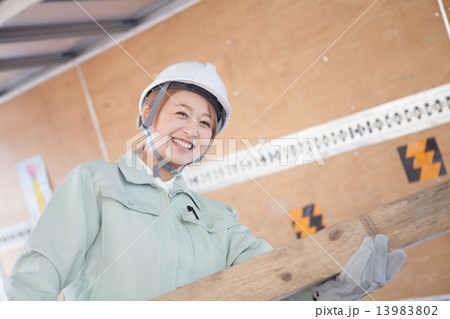 strong woman 13983802