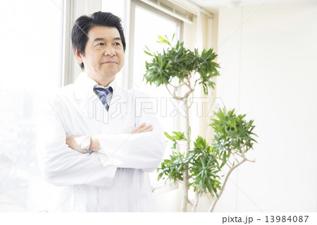 メディカルイメージ ミドル男性医師 メディカルイメージ ミドル男性医師 13984087
