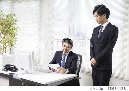 ビジネスイメージ　上司と部下 13984128