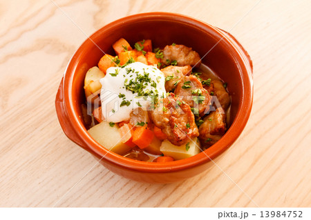 meat and vegetables in the pot 13984752