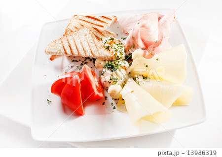 tasty breakfast 13986319