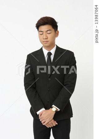 祈るアジア人男性 13987064