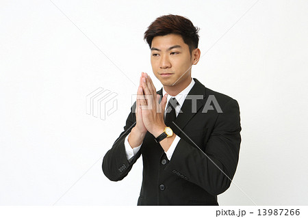祈るアジア人男性 13987266