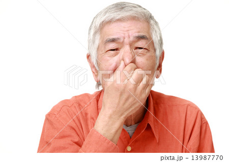 鼻をつまむ高齢者 13987770