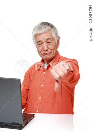 パソコンが苦手な高齢者 13987794