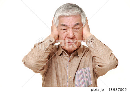 騒音に辟易する高齢者 13987806
