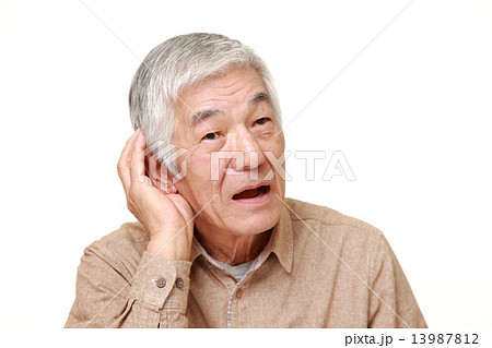聞き返す高齢者 聞き返す高齢者 13987812