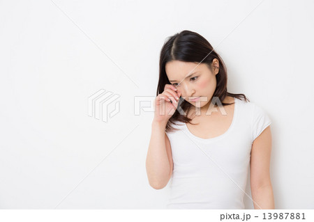 体調の悪い20代女性 13987881