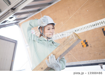 strong woman 13988486