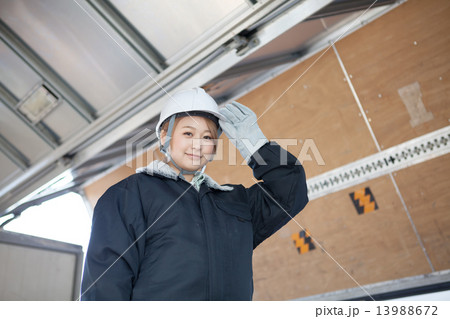 strong woman 13988672