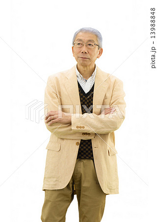 白バックでポーズしている、カジュアルウェアー姿の男性 13988848