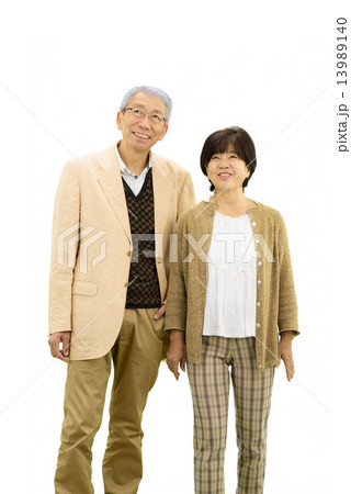 カジュアルウェアーを着た、シニア夫婦の白バックイメージ カジュアルウェアーを着た、シニア夫婦の白バックイメージ 13989140