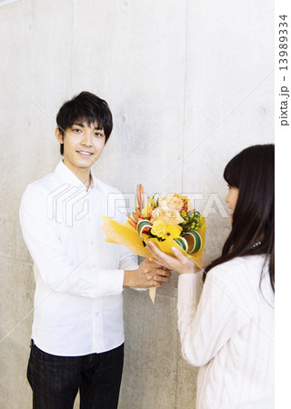 花束を渡す男性の写真素材