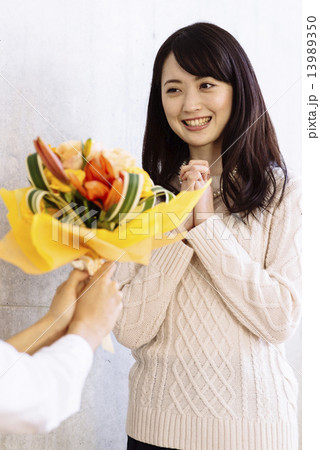 花束を渡す男性 花束を渡す男性 13989350
