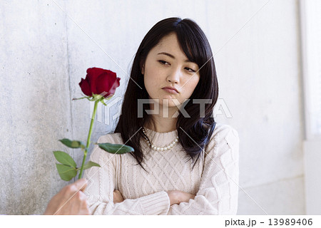 バラを贈る男性 13989406