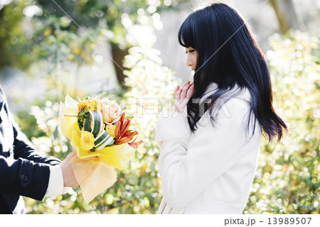 花束を持つカップル 13989507