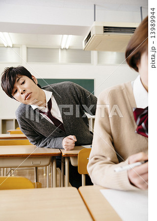 カンニングをする男子学生 13989944