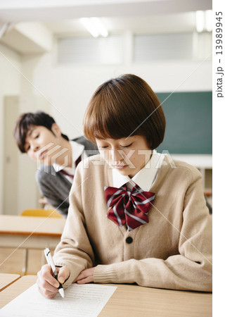 カンニングをする男子学生 13989945