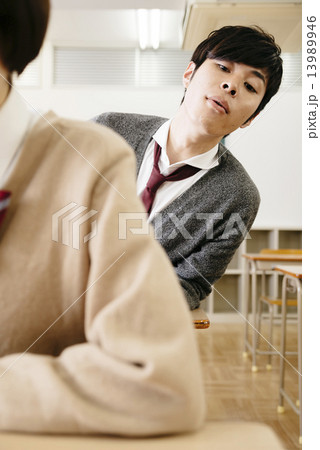 カンニングをする男子学生 13989946