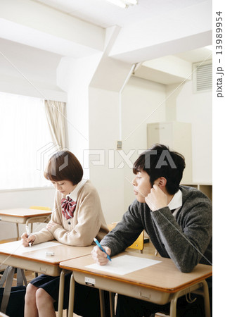 カンニングをする男子学生 カンニングをする男子学生 13989954