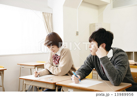 カンニングをする男子学生 13989956