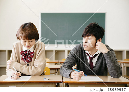 カンニングをする男子学生 13989957